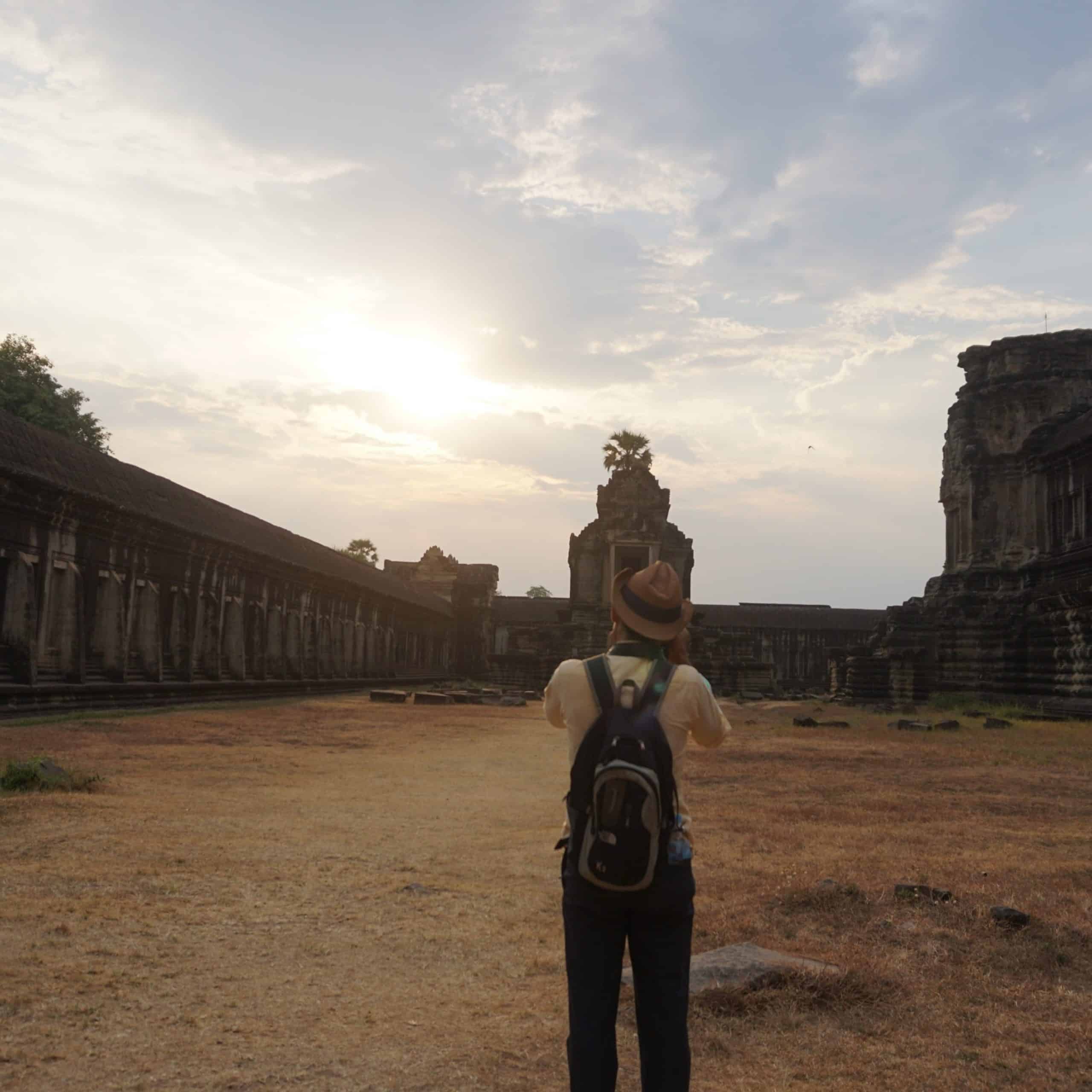 シェムリアップ観光 アンコールワット 日の出鑑賞付き とアンコールトムとタープロム遺跡 Happy Angkor